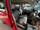 フロントシートです。運転席には座面の上下調節が可能なハイトアジャスターが装備されております。大きな痛み等が無く綺麗な状態です。