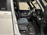 運転席も広々でゆったりとした気分で運転できます♪