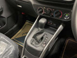 操作しやすいATシフトです♪シフトチェンジを気にしなくていいので運転だけに集中できますね!自然と手に届くところにある、手になじむ形状のシフトノブがいいですね♪