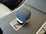 【シャドーグレイアッシュパネル:MOP価格 30,000円】センターコンソールは、しっかりと握りやすいクリケットタイプのシフトレバーになっております。