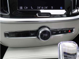 運転席ドアの全景です。キャビンを彩るすべてのものに、機能を形にした美しさが備わっています。