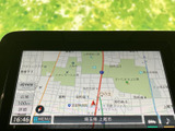 道路や周辺施設が地図上に表示され、目的地までのルート確認に役立ちます。縮尺表示やメニューも見やすく配置されており、行き先を調べる際に活用しやすい装備です。