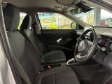 運転席の画像です。足元やシートまわりに余裕があり、リラックスした姿勢で運転が可能です。視界も良好で操作系へのアクセスもしやすく、快適で安心感のあるドライブをサポートします。