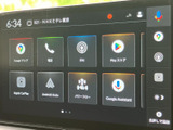 地図や電話、ラジオなどのアプリが並び、使いたい機能を画面から選びやすい構成です。スマートフォン連携にも対応する表示があり、日常のお出かけを便利にサポートします。