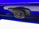 車の後方に小型カメラが付いておりバックする際の後方の様子をモニター上に表示します。