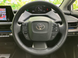 手元に各種スイッチがまとまり、視線を大きく移さずに車内機能へアクセスしやすい構成です。握りやすい形状で、運転中の操作をサポートする実用的な装備です。