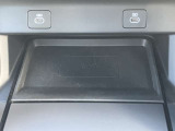 【ワイヤレスデバイスチャージング】スマートフォンなどの対応デバイスを置くだけで充電できるワイヤレスデバイスチャージングが搭載されています。車内のコンソール周りをすっきりと保つことができます。