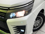 【LEDヘッドライト】悪天候や夜間走行時も良好な視界を確保し安心して運転できる高輝度LEDヘッドライトを装備!点灯速度が早く、消費電力も抑えられています。