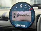 後方の映像を車載画面に表示するバックカメラ。駐車や車庫入れをサポートし、ガイドラインで距離や角度を確認でき、安全でスムーズな運転を助けます。