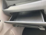 運転席・助手席の間に小物入れがございます。
