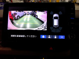 バックカメラの画像です。ガイドラインがスムースな車庫入れをサポートいたします。車庫入れの安心感がアップしますね。