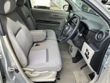明るい色合いのシートが広がる運転席まわりは、視界を遮りにくい開放的な印象。座面と背もたれに自然に腰掛けられ、毎日の移動を気持ちよく始められます。