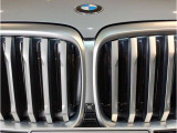 【キドニーグリル】BMWは約90年もの間、ほぼ全ての車両にひと目でBMWだと分かるこの特徴的なフロントグリルが備えられ、デザイン・アイコンとして親しまれてきました。