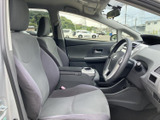 前席はゆとりを感じる座面とヘッドレストを備え、運転席から助手席まで見通しのよい室内です。窓からの明るさも感じられ、移動中も落ち着いて過ごせる空間です。