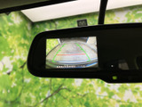 後方の様子を画面で確認でき、駐車時の目安となるガイドラインも表示されます。周囲を目視で確かめながら後退できるため、駐車をサポートする便利な装備です。