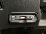 ハンドルの左下にETCがついています。高速道路の料金所の通過も楽々です。カードの取り出しもしやすい場所についています。