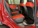メルセデスのシートは少し硬めになっております。長時間の運転の際、適度な反発があることでお尻や腰の負担を減らす効果が御座います。