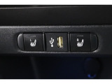 運転席と助手席には寒い日の肩や腰、冷えやすい下肢を温めてくれるシートヒーターが付いております!