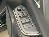 【パワーウィンドウ集中スイッチ】運転席のパワーウィンドスイッチ位置には運転以外の窓の開閉・ロック機能も付いています