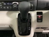 CVT車のセレクトレバーです。低速から高速まで、変速ショックのないスムーズな走りと、エンジン効率のよい領域を維持して燃費にも貢献します。サイドブレーキはスイッチ操作の電子制御パーキングブレーキです。
