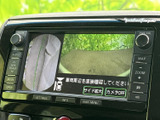 後方の映像に加えて車両周辺の様子も確認でき、駐車時の状況把握をサポートします。画面にはガイド表示も備わり、目視で周囲を確認しながら活用いただけます。