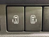 【両側パワースライドドア】スマートキーや運転席のスイッチで後席両側スライドドアの開閉が可能♪電動だから力を入れてドアを開ける必要が無く、小さなお子様でも簡単に開け閉めでき快適です♪