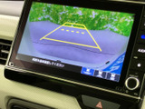 後方の様子を画面で確認でき、駐車時の周囲確認をサポートします。画面には進路の目安となるガイドも表示されるため、駐車スペースに合わせて位置を調整する際に便利です。