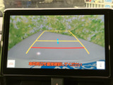 車両後方の映像に目安線が表示され、駐車時に周囲との位置関係を確かめる際に役立ちます。画面上で進路を確認でき、車庫入れや縦列駐車をサポートします。