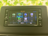 FM・AMやテレビ、CD、Bluetooth Audioなど、選べるメニューが画面上に並びます。音楽や各種情報の選択肢がひと目で分かり、日々の利用シーンに合わせて使い分けしやすい装備です。