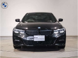 【キドニーグリル】BMWは約90年もの間、ほぼ全ての車両にひと目でBMWだと分かるこの特徴的なフロントグリルが備えられ、デザイン・アイコンとして親しまれてきました。