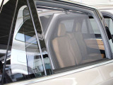 後席のドアにはウインドー・サンブラインドが装備されています 窓を開けながら日差しを抑えることができます