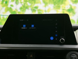 画面から各種メニューへアクセスでき、音楽や接続機能などをまとめて確認できます。表示が見やすく、日常の移動に合わせて使いやすい装備です。