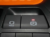 停車時にブレーキペダルから足を離しても車を停止状態に保つ機能で、信号待ちや渋滞での負担軽減に役立ちます。