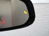 隣車線を走る車両をレーダーで検知し、ドアミラーでは確認しにくい後側方エリアに存在する車両に加え、急接近してくる車両も検知します。車両を検知するとドアミラーに搭載されたLEDインジケーターが点灯します。