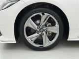 純正アルミホイールが車の雰囲気を引き立てますね!