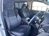 運転席シートは目立った汚れもなく良好なコンディションです。