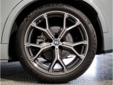 【BMWアロイホイル】軽量かつ強度に拘ったアロイホイル。走行性能ポテンシャルを引き出す設計。車の足元を引き締めてくれる大きなポイントはアロイホイルです。