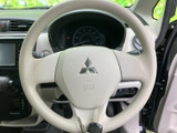 握りやすい形状で、運転席からメーターや前方を確認しながら扱えます。手元にはスイッチも備わり、視線を大きく移さずに機能へアクセスしやすい仕様です。