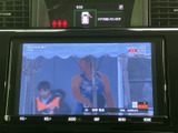 テレビ映像を表示できる画面を備え、停車中にニュースや番組を視聴できます。休憩時間の過ごし方にも幅が広がる、便利な装備です。