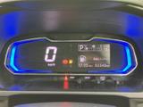速度や燃料残量などの情報がひと目で確認しやすい表示にまとまり、運転前や停車時の日常的なチェックに便利です。必要な情報を把握しながら、安心してお使いいただけます。