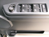 運転席ドア内側にあるパワーウィンドウスイッチなどです。