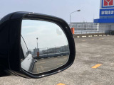 【ブラインドスポットアシスト】車線変更時に目視できない車を検知すると、検知した側のミラーに警告ライトが点灯。更にステアリングを制御し、アシストします。