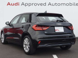 Audiのリヤディフューザーは、車両の後方での空気の流れを整え、乱流を減少させることで、走行安定性を向上させます。またスポーティで洗練された外観を提供し、全体のスタイルに一体感を持たせます。