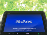 ナビゲーション画面を備え、目的地までの道案内や日々の移動をサポートします。画面表示が見やすい位置にあり、運転席から確認しやすいのも使いやすさにつながります。