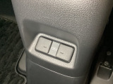 アームレストの後ろ側には、リア席用の充電可能なUSB端子が2個ついています。移動中に充電もできるので便利です。