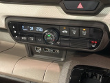 運転席側にはシートヒーターが付いています!寒い日に便利な装備ですね。