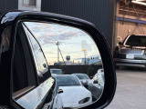【ブラインドスポットアシスト】車線変更時に目視できない車を検知すると、検知した側のミラーに警告ライトが点灯。更にステアリングを制御し、アシストします。