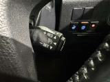クルーズコントロール機能が付いています。 速度を設定するとアクセルを踏まなくても一定の速度で走ることができます。  高速道路ではとても便利な装置なんです。