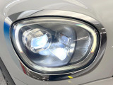 ●LEDヘッドライト:夜間走行時も良好な視界を確保し安心して運転できる高輝度LEDヘッドライトを装備!点灯速度が早く、消費電力も抑えられています。