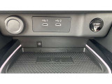 ケーブルを差し込むこと無く、トレイに置くだけで充電できるワイヤレス充電付き